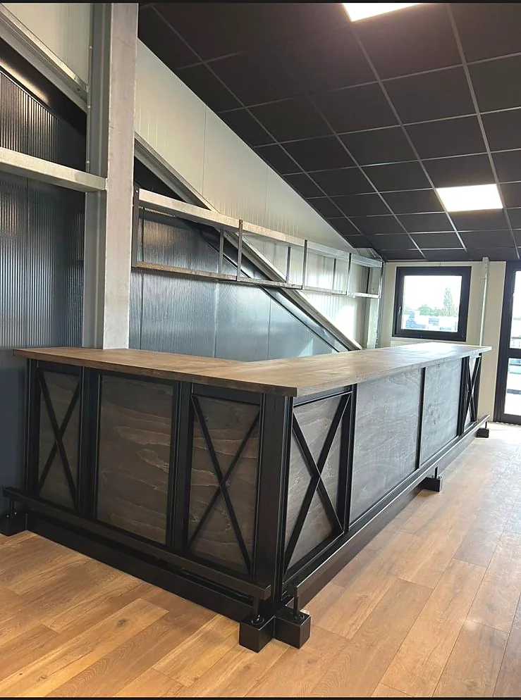 Industrieel staalwerk met houten afwerking